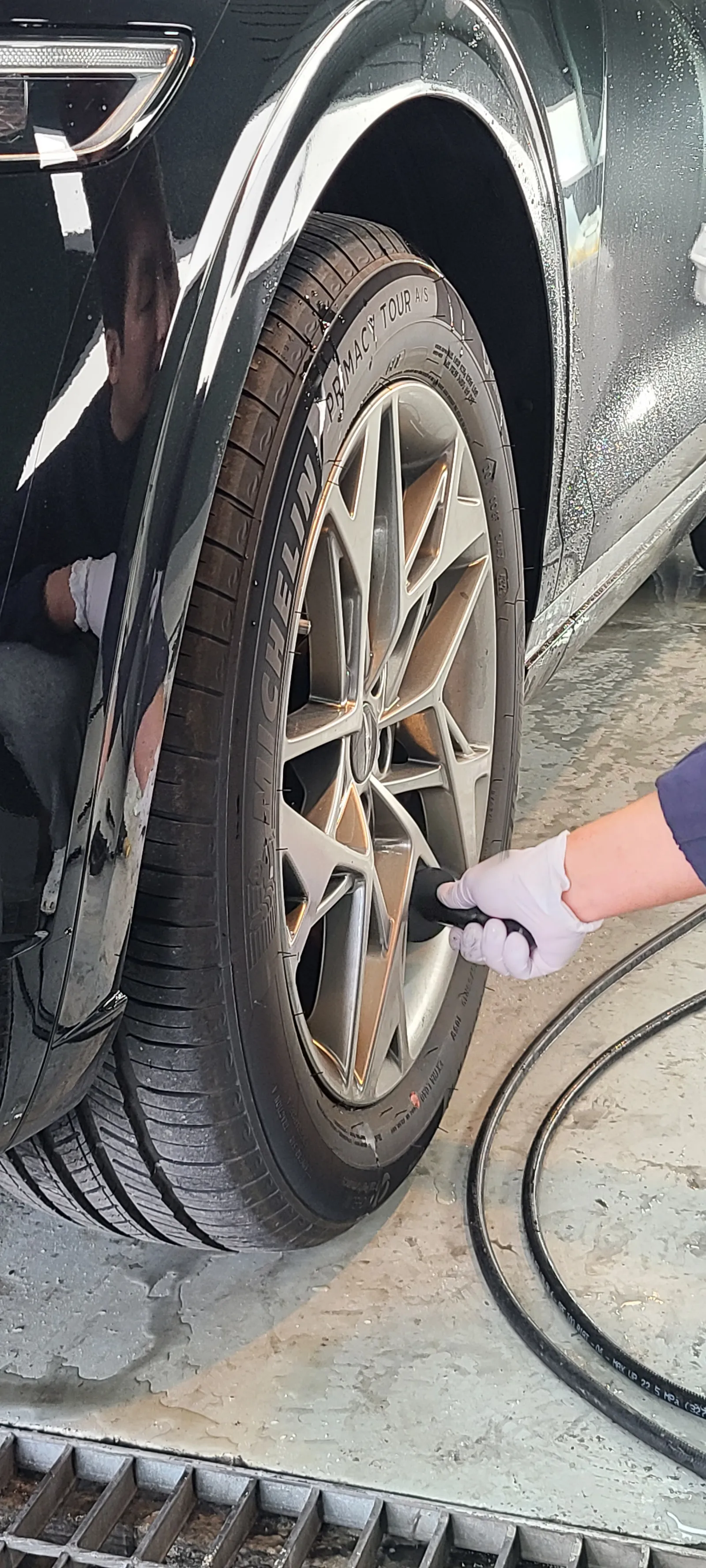 장갑을 끼고 휠 표면을 닦는 장면